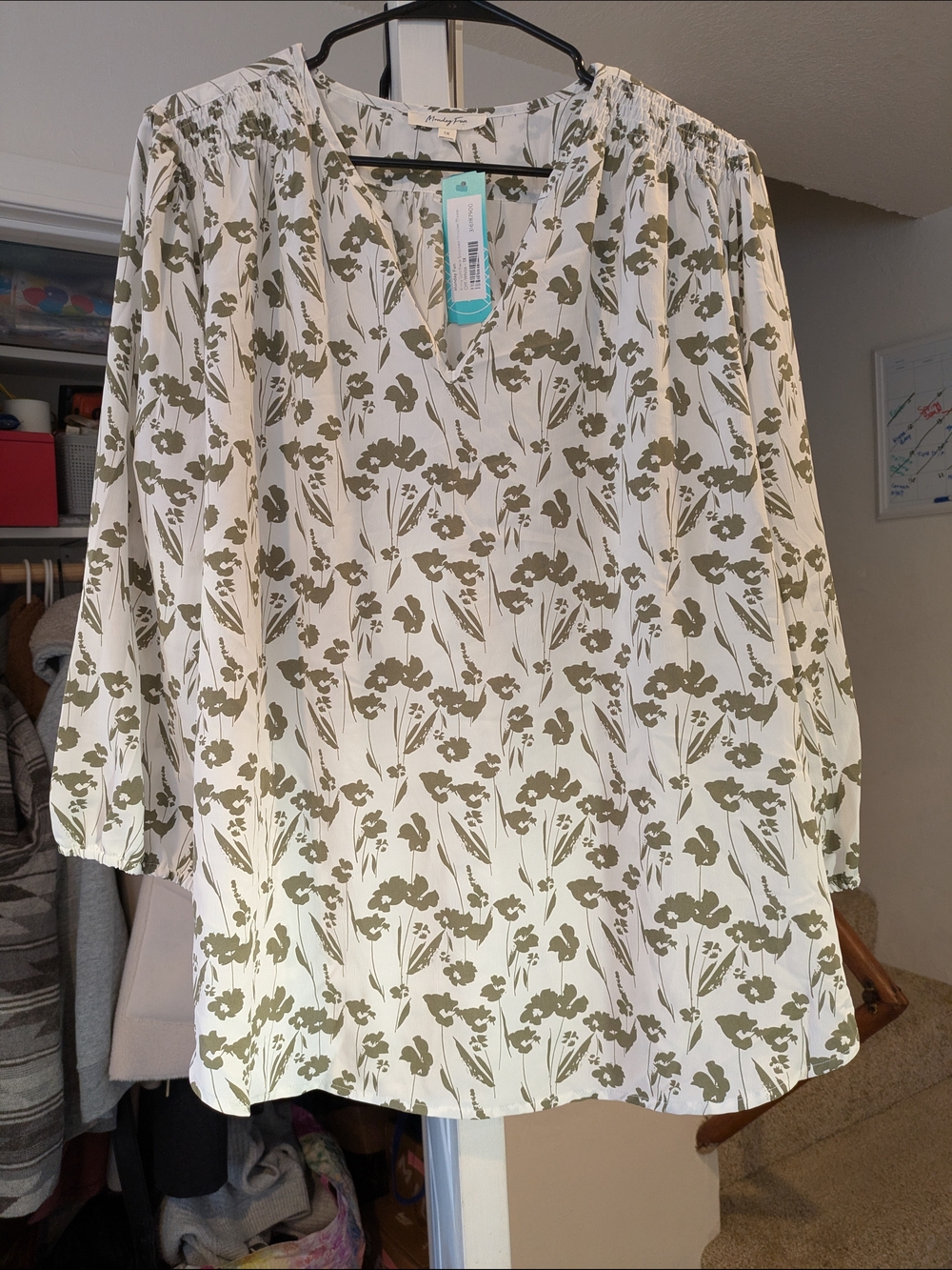 Monday Fun Off-White Floral V-Neck Blouse